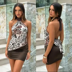 Conjunto de blusa estampada con amarre al cuello y falda marrón