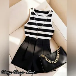 Conjunto de camiseta a rayas y short negro