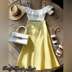 Conjunto de saya amarilla y blusa blanca