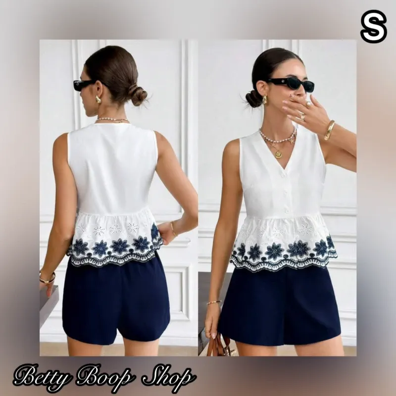 Conjunto de short azul oscuro y blusa blanca con flores