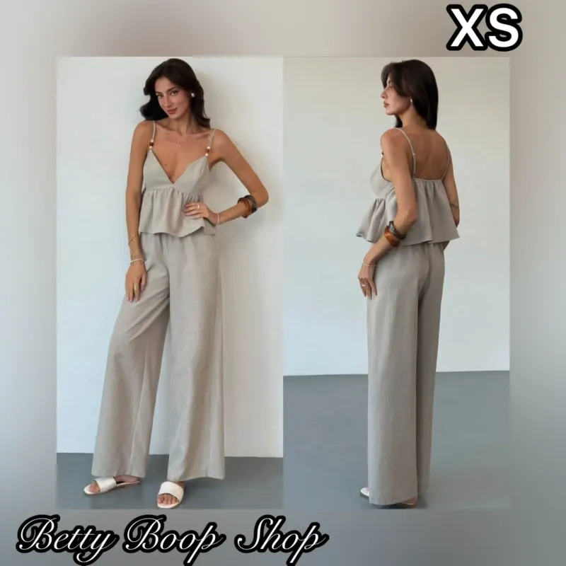 Conjunto gris de pantaloneta con blusa de tirantes y vuelos