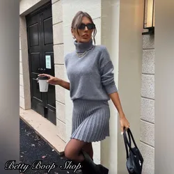 Conjunto gris de saya con suéter cuello de tortuga