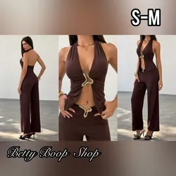 Conjunto marrón de pantalón y adornos dorado