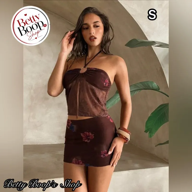 Conjunto marrón de top estampado con encajes y falda