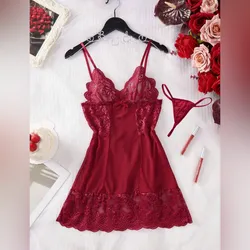 Conjunto encaje rojo de vestido e hilo dental 