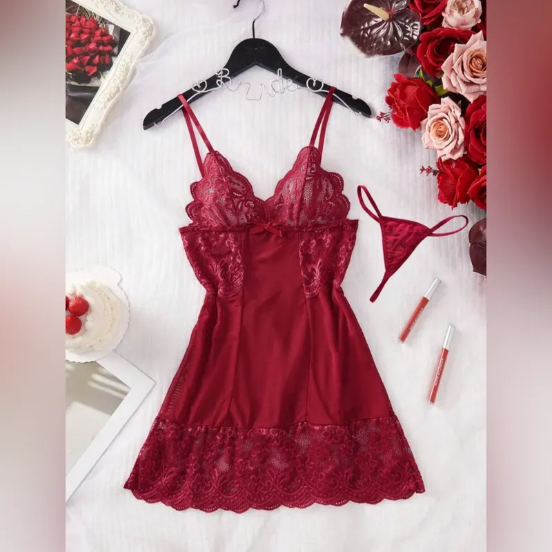 Conjunto encaje rojo de vestido e hilo dental