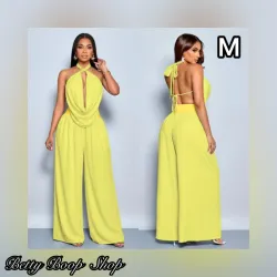 Conjunto amarillo abierto en la espalda