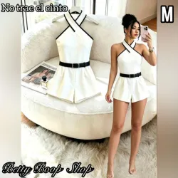 Enterizo blanco con bordes negros y amarre al cuello