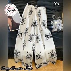 Pantaloneta blanca con estampado de flores en negro