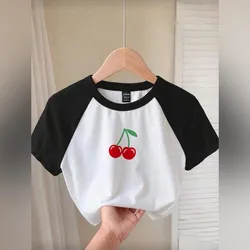 Pulover blanco de mangas negras con adornos de cereza