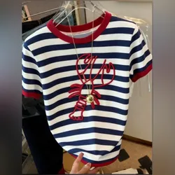 Pulover blanco de rayas azul con estampado de langosta