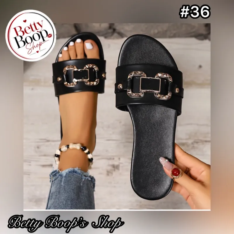 Sandalias con detalle de cadena en negras