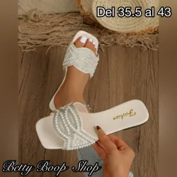 Sandalias de vestir blancas con detalles brillantes