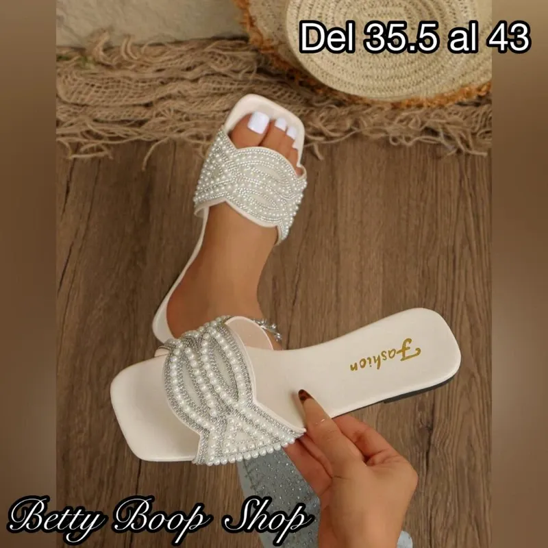 Sandalias de vestir blancas con detalles brillantes