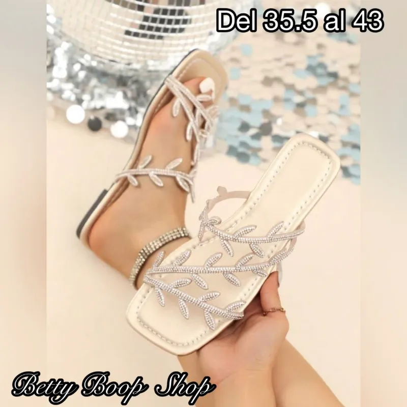 Sandalias de vestir con piedras y detalles en forma de hoja de laurel