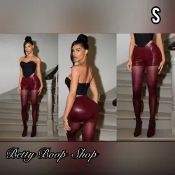 Short de cuero sintético en rojo vino