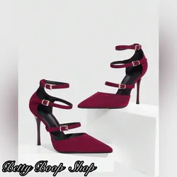 Tacones altos puntifinos de tiras