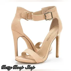 Tacones beis altos con amarre en tobillo
