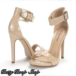 Tacones beis altos de charol con enganche en el tobillo