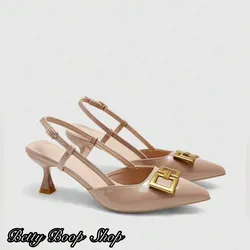 Tacones beis puntifinos con adorno dorado