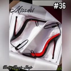 Tacones de aguja negros con suela roja