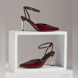 Tacones rojos puntifinos con tacón dorado