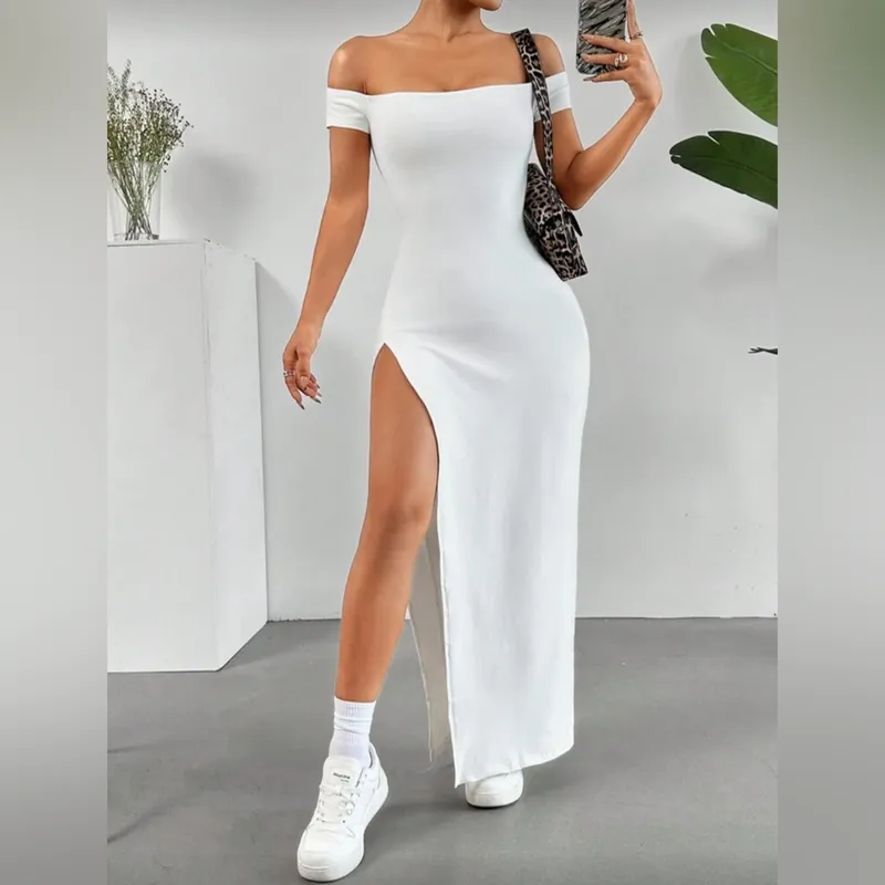 Vestido blanco con mangas en hombros y abertura en muslo