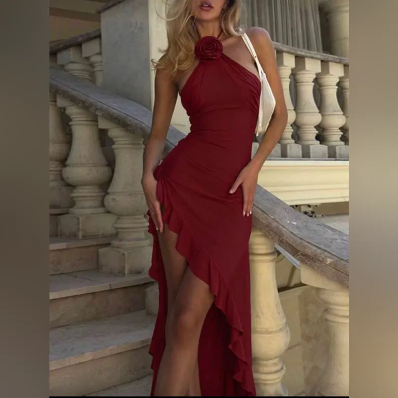 Vestido rojo con rosa en cuello , escote en la espalda y abertura con vuelos en un muslo