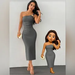 Vestido gris con broche dorado en la manga