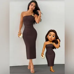 Vestido marrón con broche dorado en la manga