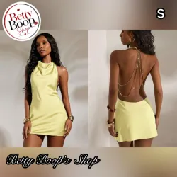 Vestido amarillo con escote en la espalda y detalle de cadena