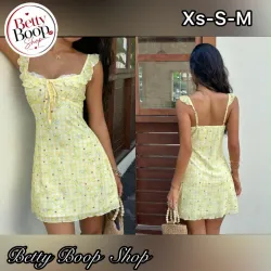 Vestido amarillo con estampado de frutillas