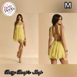 Vestido amarillo con vuelos y escote de corazón