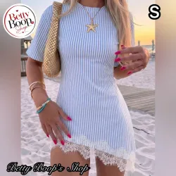 Vestido azul a rayas con encajes blancos