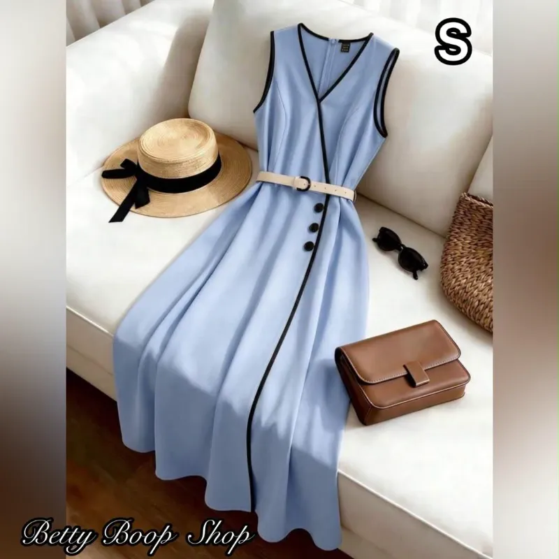 Vestido azul cielo con bordes y botones en negro