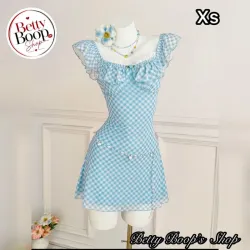 Vestido azul cielo estampado vichy con vuelos, encajes y florecida en el escote