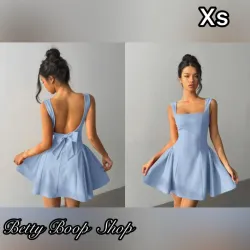 Vestido azul claro de espalda abierta y lazo