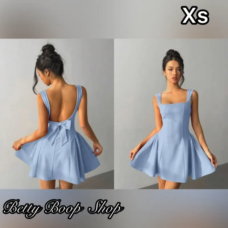 Vestido azul claro de espalda abierta y lazo