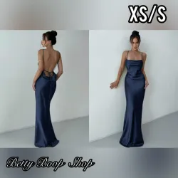 Vestido azul marino de satin con tirantes y escote en la espalda
