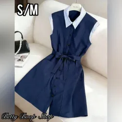 Vestido azul oscuro sin mangas con lazo y botones