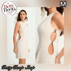 Vestido beige con aperturas a los lados y hebillas