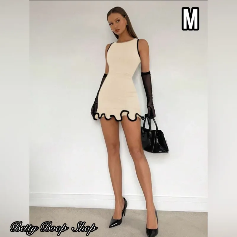 Vestido beige con bordes en negro y vuelos