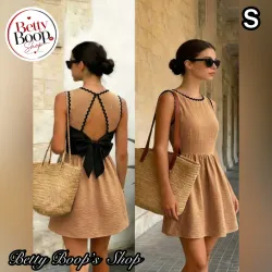 Vestido beige con bordes negros y lazo