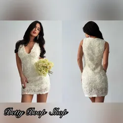 Vestido beis con rosas de relieve