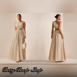 Vestido beis de un hombro