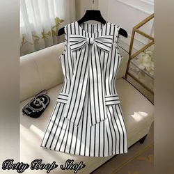Vestido blanco a rayas con lazo