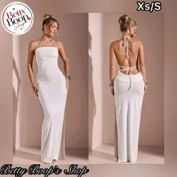 Vestido blanco abierto en la espalda, ajustado y juvenil