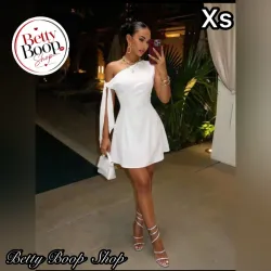 Vestido blanco con amarre en una manga