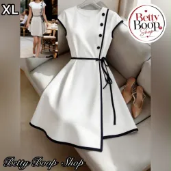Vestido blanco con bordes y botones negros estilo asiático