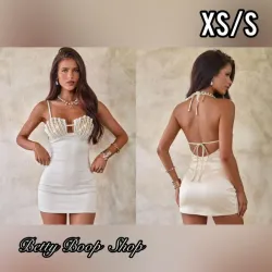 Vestido blanco con decoración delantera y espalda abierta